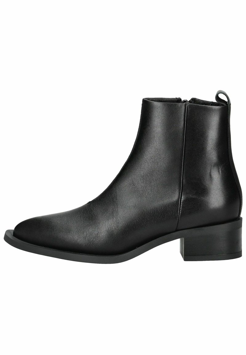 Bottine en cuir noir avec une finition lisse et un bout rond. Dispose d'un petit talon carré et d'une fermeture éclair sur le côté pour un enfilage facile.