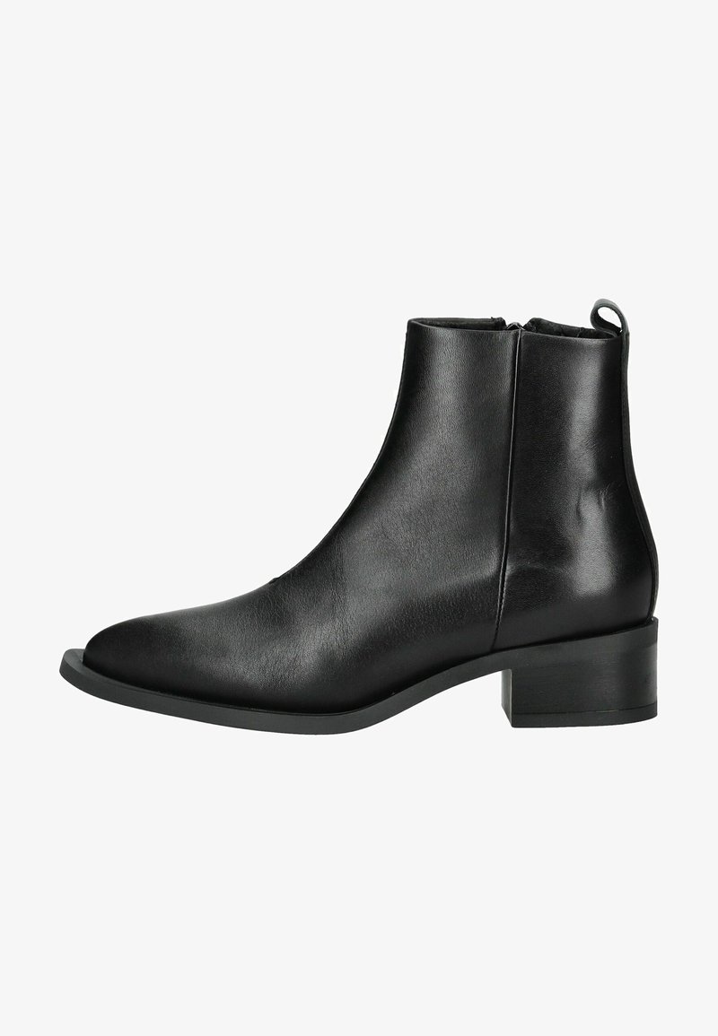 Bottine en cuir noir avec une finition lisse et un bout rond. Dispose d'un petit talon carré et d'une fermeture éclair sur le côté pour un enfilage facile.