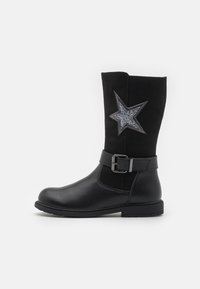 Zwarte enkellaarsjes met een bovenwerk van suede, een glanzend zilveren sterdetail, een riemgespaccent en een platte rubberen zool.
