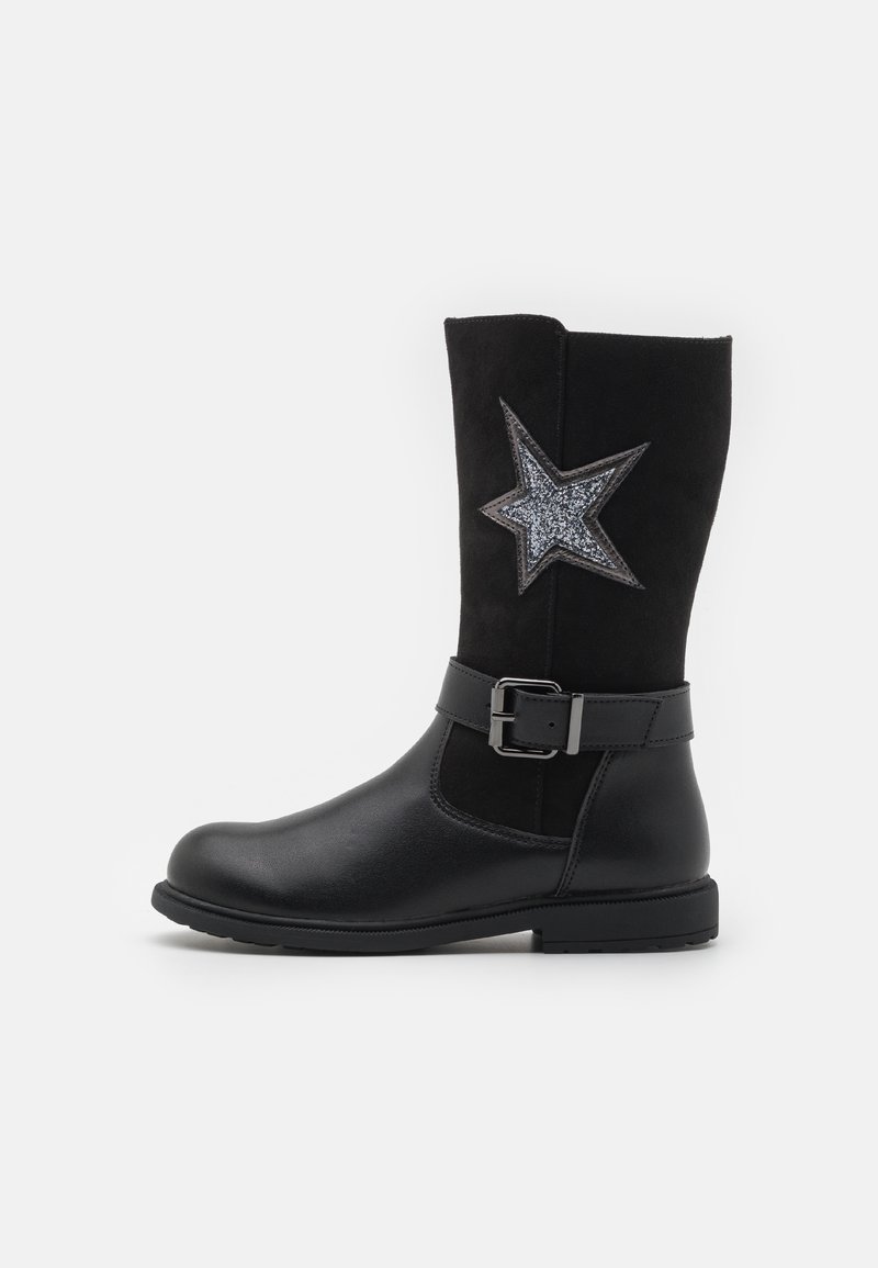 Bottines noires avec un dessus en daim, un détail en étoile argenté brillant, une touche de boucle de ceinture et une semelle en caoutchouc plate.