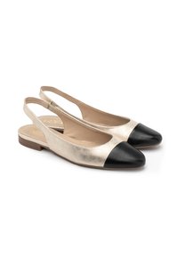 Metaliniu auksu padengtos slingback ballerinos su juodu lakinės odos priekiniu pirštu. Lygi tekstūra, žemas kulnas ir atvira nugarėlė.
