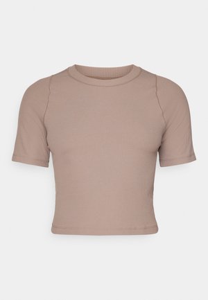 Top cu mânecă scurtă, din material rib, de culoare maro deschis, cu un decolteu rotund și un design ajustat, având cusături plate pentru un finisaj neted.