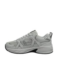 Chaussure de sport avec un dessus en mesh gris texturé, semelle noire contrastante et talon renforcé. Présente des lacets et une languette pour un enfilage facile.