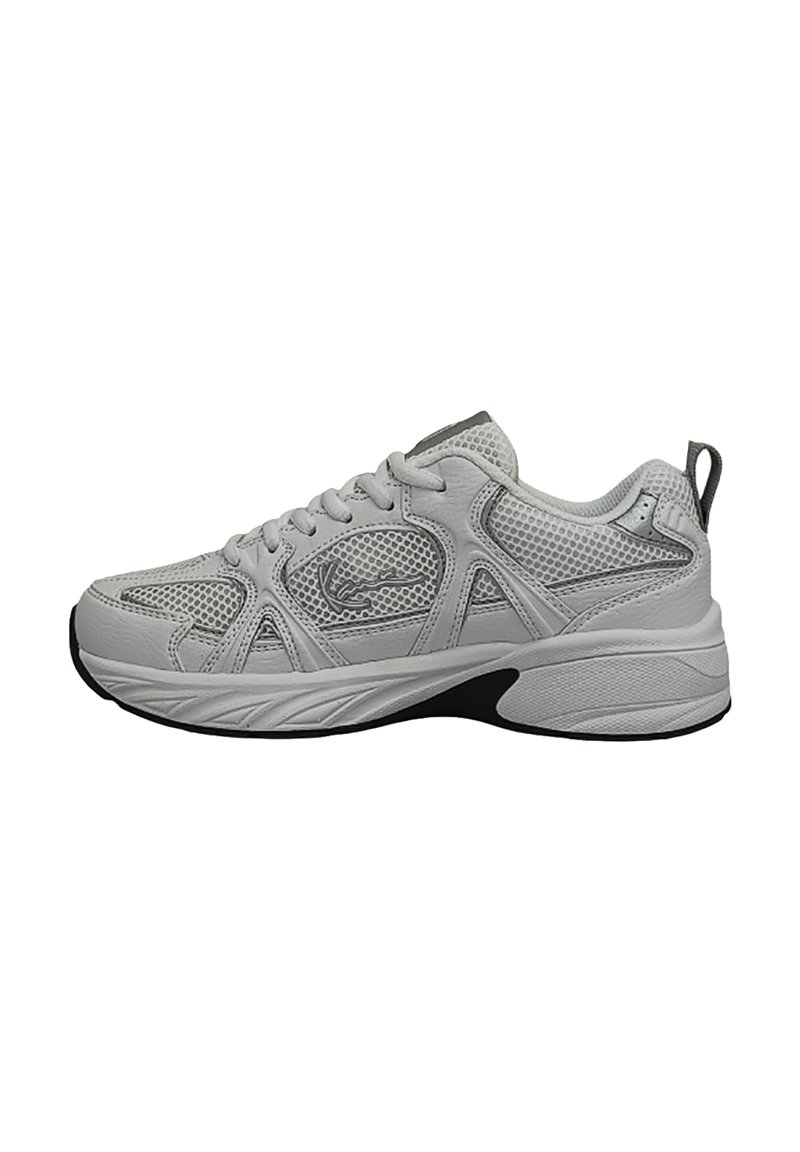 Chaussure de sport avec un dessus en mesh gris texturé, semelle noire contrastante et talon renforcé. Présente des lacets et une languette pour un enfilage facile.