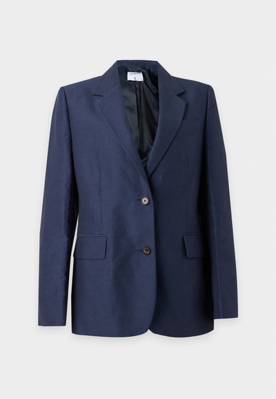 Σακάκι ναυτικού μπλε σε tailored γραμμή με σχισμή στους γιακάδες, δύο μπροστινά κουμπιά, τσέπες με καπάκι και μαύρη εσωτερική φόδρα, παρουσιασμένο σε λευκό φόντο.