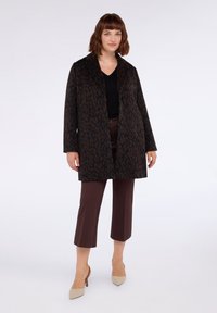 Cappotto a stampa leopardata marrone realizzato in un tessuto testurizzato, caratterizzato da un design a un petto, colletto a scollo a V e due bottoni frontali.