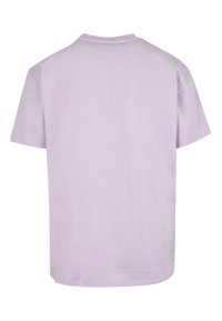 Lilac puuvillapaita, lyhyet hihat, pyöreä kaula-aukko, suora leikkaus, sileä pinta, ei näkyviä kuvioita tai yksityiskohtia selässä.