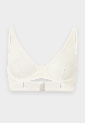 Λευκό σουτιέν με μαλακά κύπελλα, λεπτές ρυθμιζόμενες τιράντες, τριγωνικά κύπελλα και μπροστινό κούμπωμα με αγκράφα σε απλό φωτεινό φόντο.