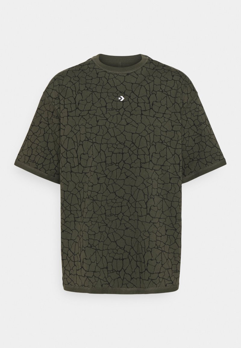 Camiseta verde oliva con un patrón negro agrietado, cuello redondeado y mangas cortas. Incluye un pequeño logo blanco en el pecho.