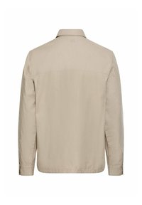 Beżowa koszula z długim rękawem wykonana z lekkiej tkaniny, z klasycznym kołnierzykiem i zapięciem na guziki, o gładkiej, teksturowanej powierzchni.