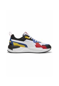 Flerfärgad sneaker med en vit mesh-överkostnad och svarta, röda, blå och gula accenter, robust sula och texturerade överlägg.