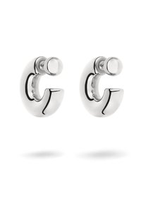 Silberfarbene Ohrringe mit einem gewölbten Design und einem kreisförmigen oberen Teil. Glatte Metalloberfläche mit reflektierender Beschichtung und minimalen Details.