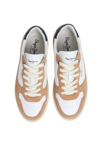 Sneakers albe și bej din material de suede și piele; au sireturi rotunde, perforații pe vârf și un logo pe partea laterală.