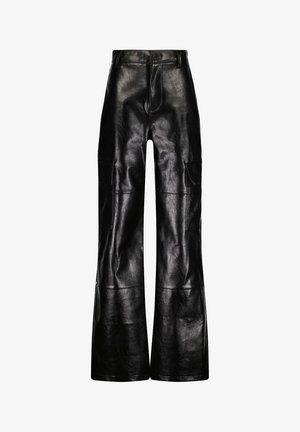 Fekete bőr cargo nadrág széles szárakkal, oldalsó zsebekkel, sima textúrával és gombos záródással a deréknál.