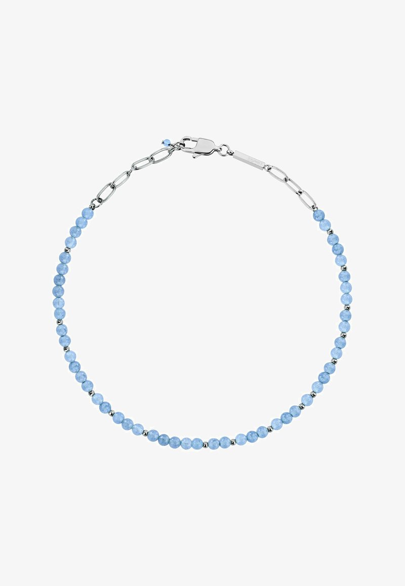 Blå pärlhalsband med runda akvamarinfärgade stenar som växlar med silverdetaljer, säkrad med en lås och kedjelänkar.