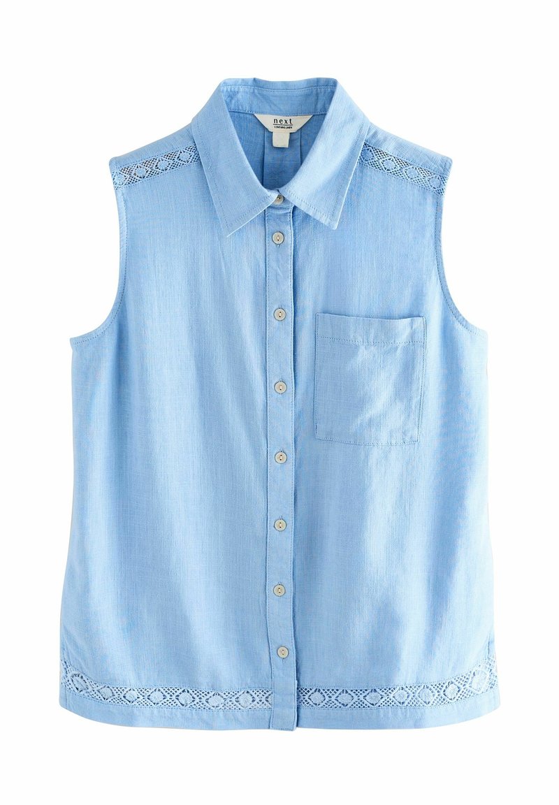 Chemise sans manches bleu clair à boutons, avec col, poche poitrine et bordure en dentelle le long des épaules et de l'ourlet.