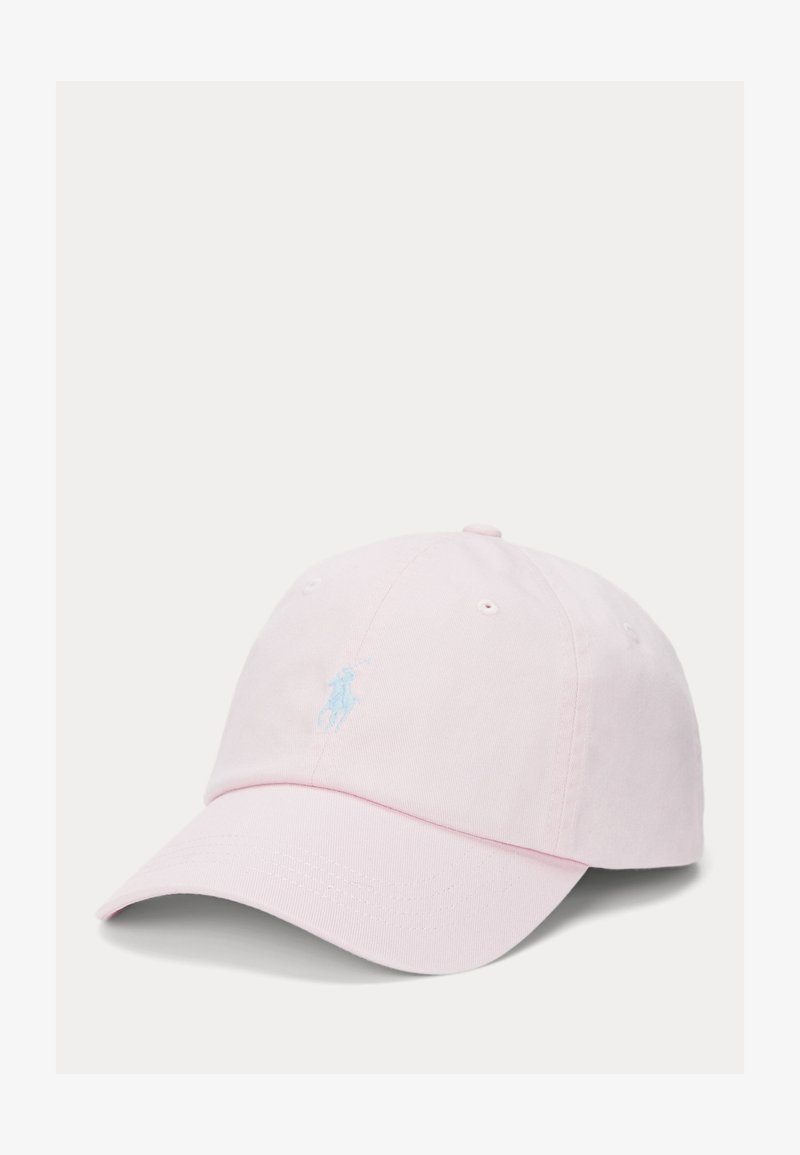 Lys rosa baseballcap med buet brem og liten brodert blå hestelogo på frontpanelet.