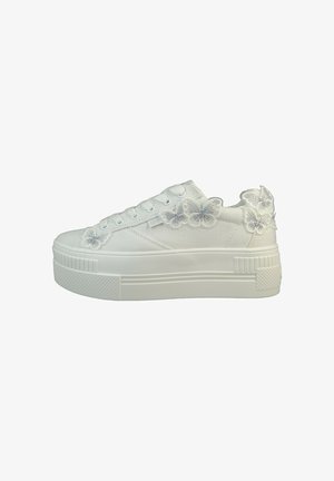 Baskets à plateforme blanches avec lacets sur le devant et applications brodées décoratives de papillons sur le côté et le talon.