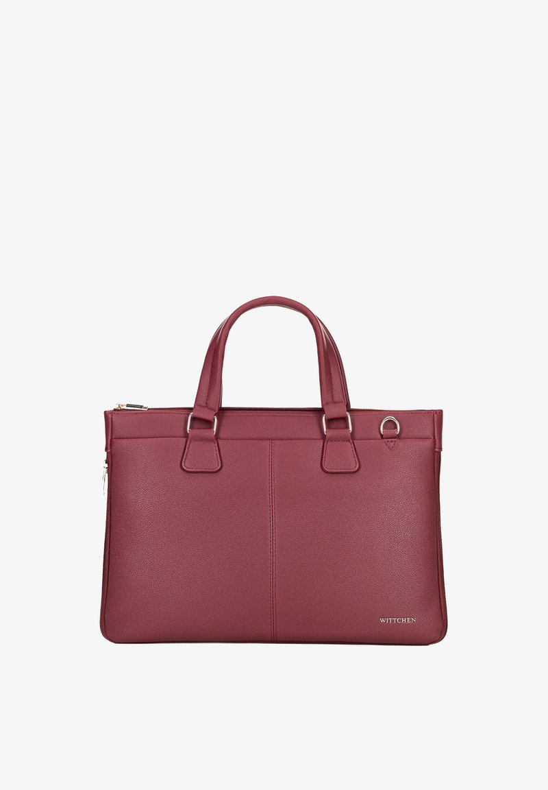 Bolso de mano de cuero burdeos con dos asas superiores, diseño rectangular elegante, superficie texturizada, herrajes plateados y cierre con cremallera.