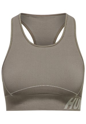 Szary stanik sportowy z ribbowanym wzorem i wycięciem na plecach, z białymi szwami oraz nadrukowanym logo wzdłuż dolnego pasa. Miękki, elastyczny materiał.