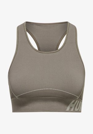 Szary stanik sportowy z ribbowanym wzorem i wycięciem na plecach, z białymi szwami oraz nadrukowanym logo wzdłuż dolnego pasa. Miękki, elastyczny materiał.