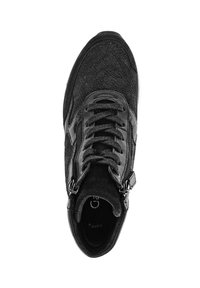 Zwarte sneaker met een gestructureerde leren bovenkant, vetersluiting, gevoerde kraag en een contrasterende gladde hielaccent.