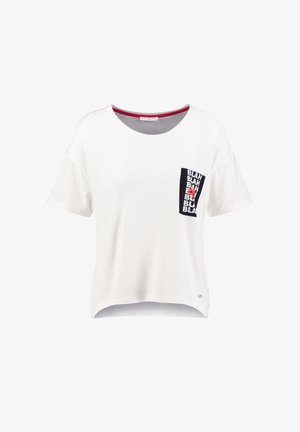 T-shirt bianca a maniche corte con collo rotondo e tasca nera con testo ripetuto "BLAH" e una piccola stella rossa.