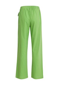 Grüne, weit geschnittene Hose mit elastischem Bund. Hergestellt aus leichtem Stoff, mit glatter Textur und einem lässigen, entspannten Design.