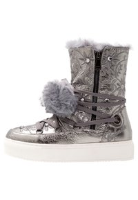 Botte d'hiver en gris métallique avec broderies florales, fermeture éclair latérale, lacets enroulés avec pompons, et semelle épaisse blanche.