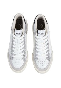 Weiße Leder-Sneaker mit silbernen Glitzerdetails, Schnürdesign, runder Zehenbereich und perforierten Details auf der Vorderseite. Logo auf der Zunge.