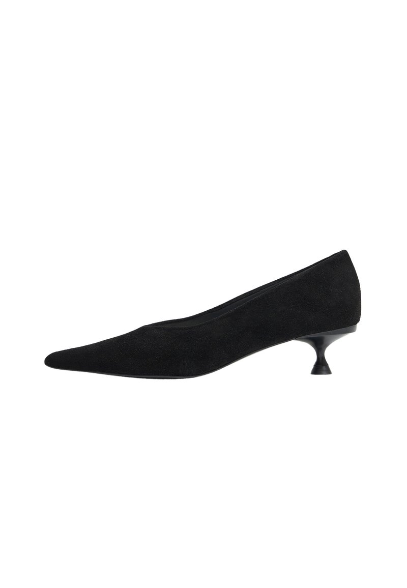 Zapatos de tacón en ante negro, con punta afilada y tacón bajo en forma de campana. Textura suave, diseño minimalista y sin adornos ni detalles visibles.