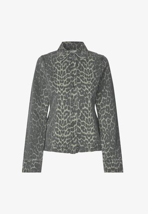 Denim jakna s leopard uzorkom koja ima ovratnik, dugmad sprijeda i duge rukave u nijansama sive i zelene, s vidljivim šavovima.