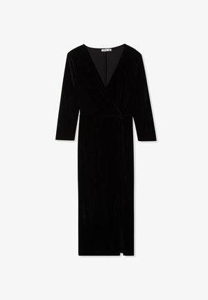 Abito avvolgente in velluto nero con maniche lunghe, scollo a V profondo e dettaglio con fiocco in vita, caratterizzato da un design elegante e lungo fino al pavimento.