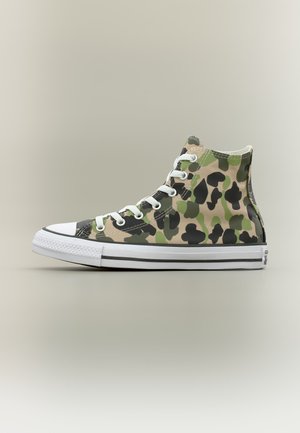 Sneaker alta con motivo mimetico verde, beige e nero, lacci bianchi e suola in gomma bianca con strisce nere su sfondo uniforme.