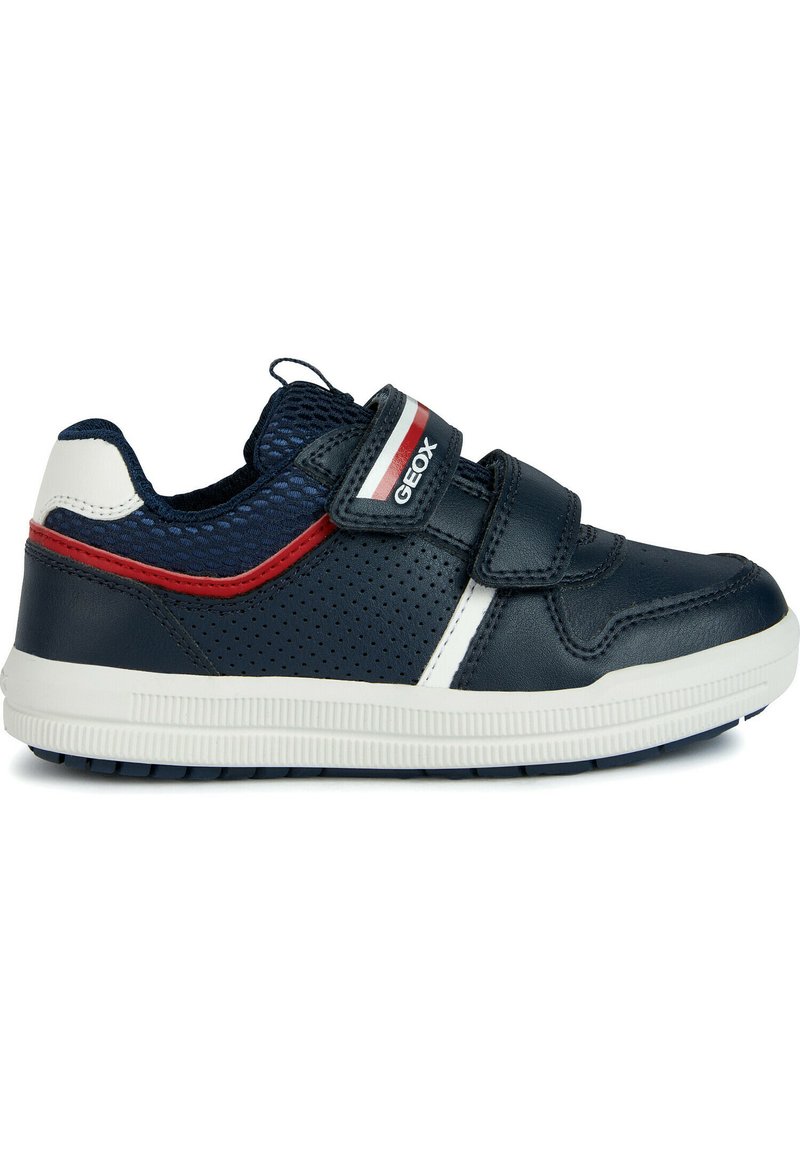 Baskets bleu marine avec des accents en cuir perforé et en mesh. Elles disposent d'une semelle blanche, d'une bande rouge et blanche, et d'une sangle à Velcro pour la fermeture.