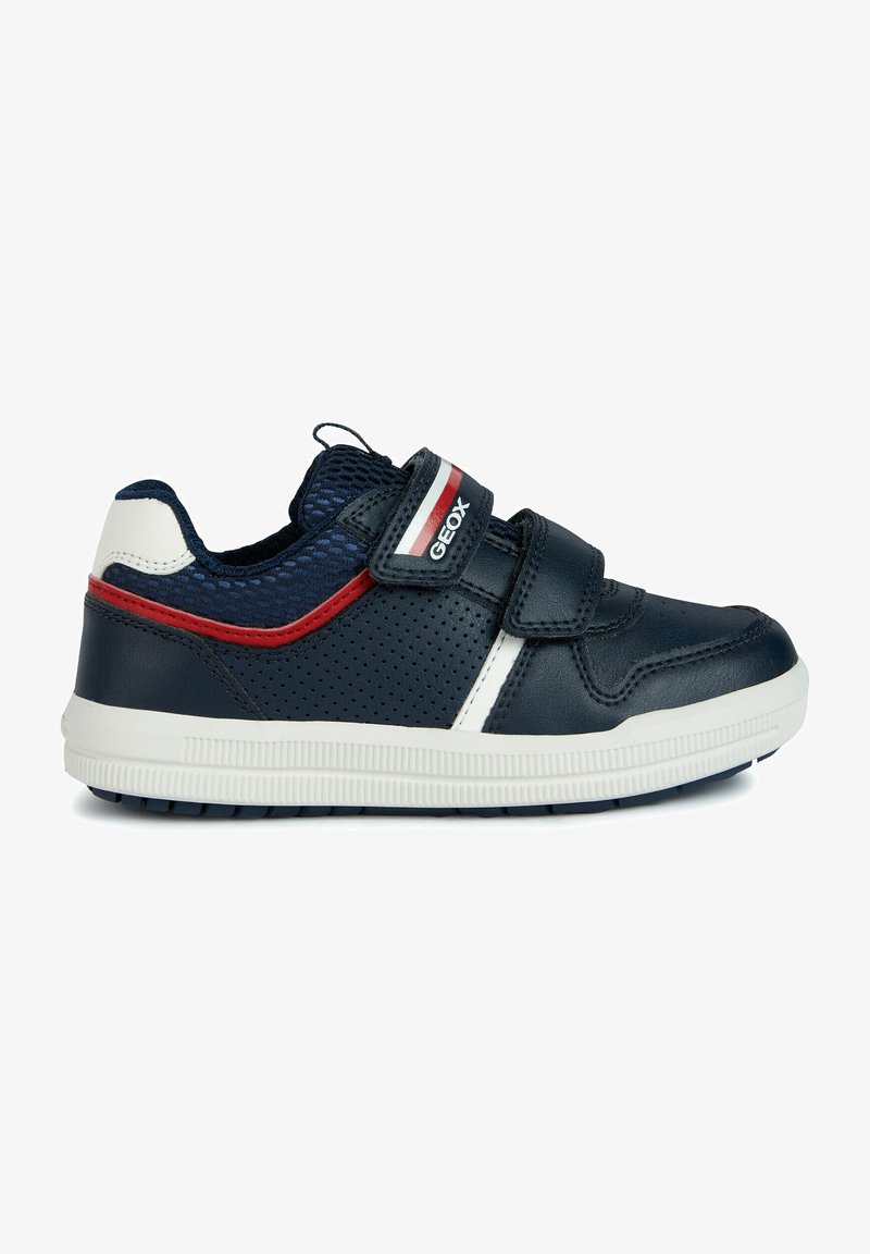 Baskets bleu marine avec des accents en cuir perforé et en mesh. Elles disposent d'une semelle blanche, d'une bande rouge et blanche, et d'une sangle à Velcro pour la fermeture.