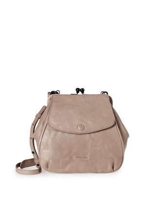 Borsa a tracolla in pelle di un beige chiaro, con forma arrotondata, chiusura a pattina e bottone a scatto. Presenta una tracolla regolabile e un dettaglio con logo.