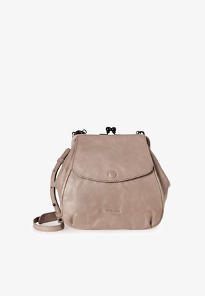 Borsa a tracolla in pelle di un beige chiaro, con forma arrotondata, chiusura a pattina e bottone a scatto. Presenta una tracolla regolabile e un dettaglio con logo.