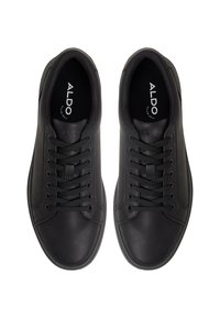 Mustat nahkakengät, joissa on sileä pinta, pyöristetyt varpaat, nauhakiinnitys ja minimalistischinen brändäys pohjallisessa.