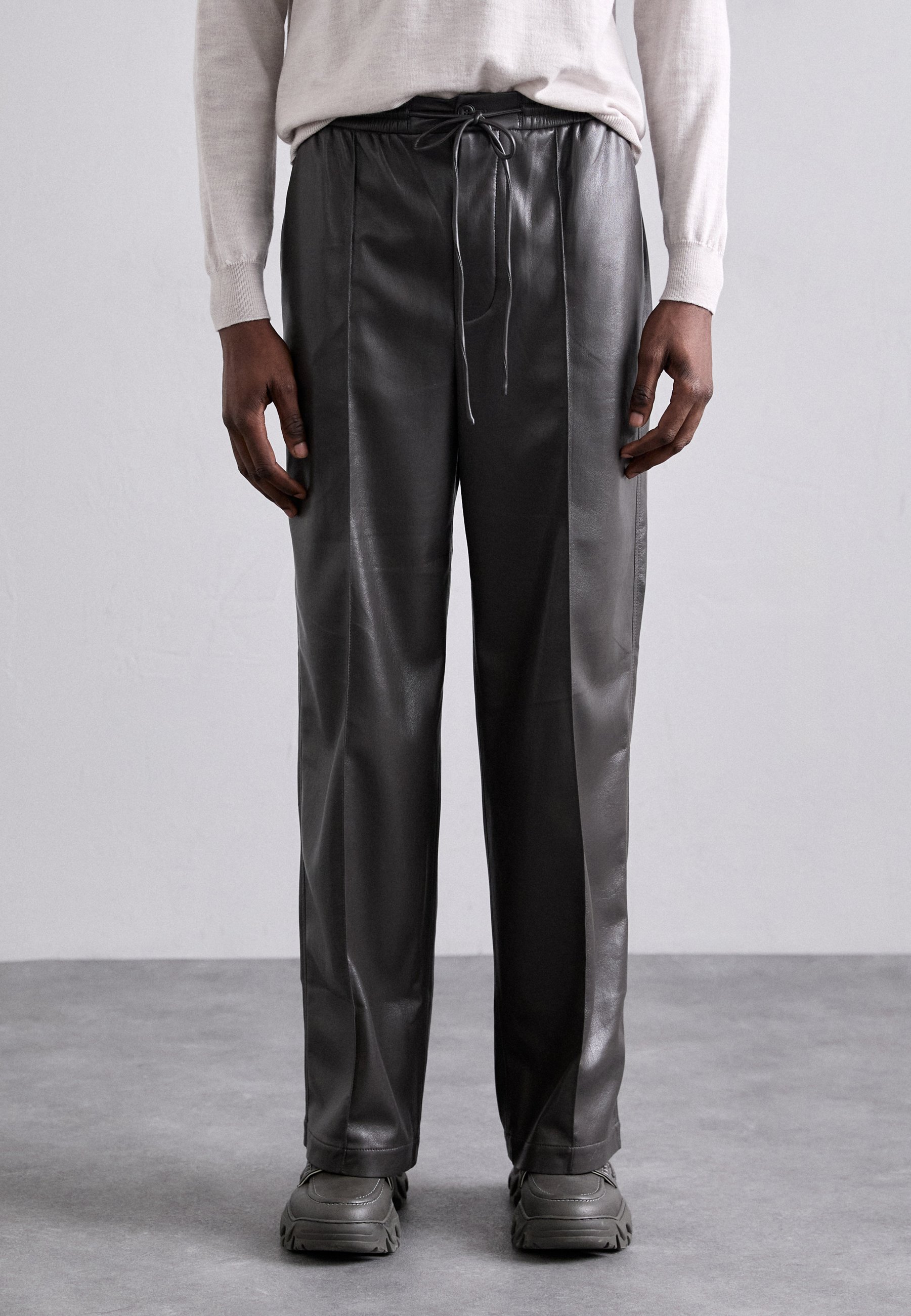 Nanushka CUTLER - Trousers - midnight green/green - Zalando.co.uk