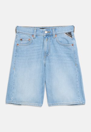 Lyseblå denimshorts med forlommer, bæltestropper, lukning med knapper og et lille sort mærke på højre lomme.