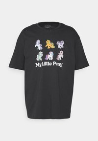 T-shirt en coton noir avec des personnages colorés de My Little Pony imprimés à l'avant, col rond et manches courtes.