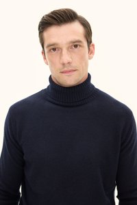 Marineblauer Rollkragenpullover aus weichem Strickstoff; verfügt über einen gerippten Kragen und eine taillierte Silhouette. Einfaches, strukturiertes Design.
