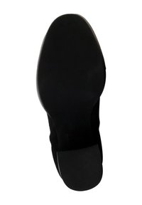 Suela de zapato negra con una superficie lisa, forma afilada, ligero tacón y patrones de agarre texturizados a lo largo de los bordes.