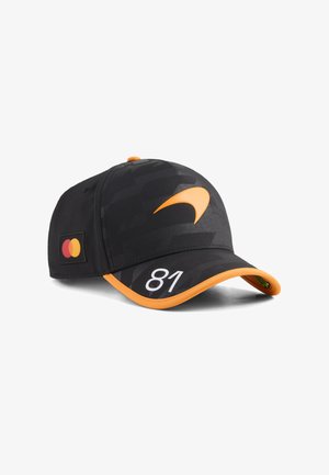 Casquette de baseball noire et orange avec logo swoosh orange, numéro blanc 81 sur la visière et écusson du logo Mastercard sur le côté.