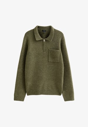 Olivgrüner Pullover aus strukturierter Stoffqualität, mit Kragen, halbem Reißverschluss und einer aufgesetzten Tasche auf der linken Brust.