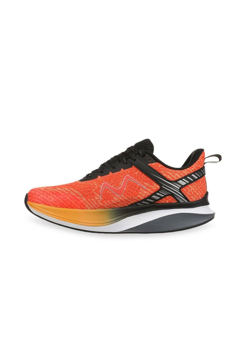 Scarpa da corsa sportiva con una tomaia lavorata a maglia rosso-arancione, accenti neri e una suola intermedia che sfuma dall'arancione al grigio.