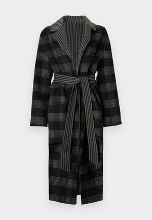 Črno-sivi karirani dolg plašč s širokim ovratnikom, usklajenim pasom in teksturirano podlogo. Ima dolge rokave in sproščen kroj.