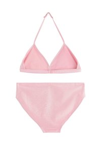 Różowy zestaw bikini składający się z trójkątnego topu z regulowanymi ramiączkami oraz dopasowanego wysokiego dołu, wykonany z miękkiego, błyszczącego materiału.