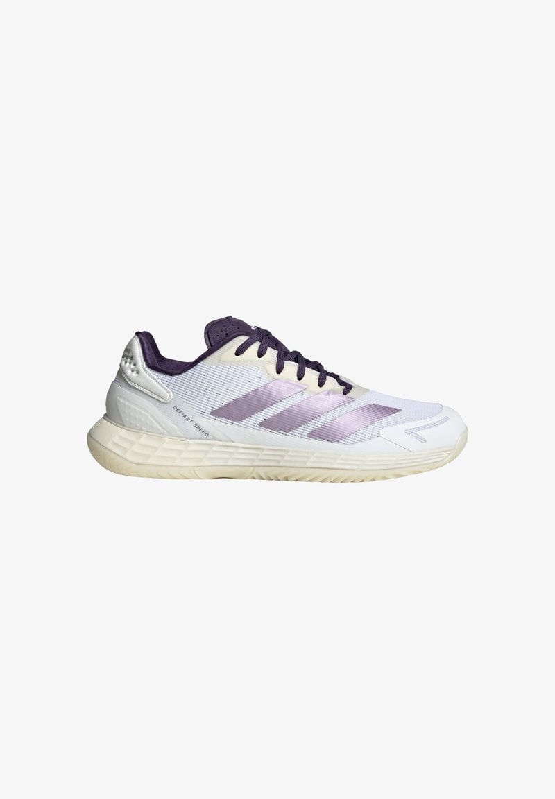 Valge ja lilla Adidas jooksujalats võrgust pealiskihiga, külgedel kolm triipu, padjandiga tald ja "Defiant Speed" tekst kand lähedal.